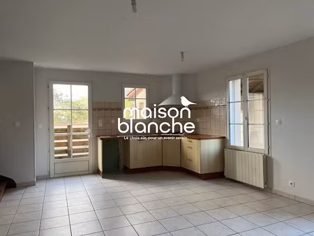 location maison 4 pièces 94.05 m² à airvault (79600)  645 €