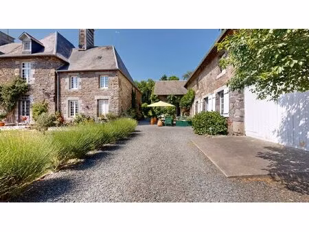 propriété de caractère du xviiiᵉ siècle avec maison et dépendances