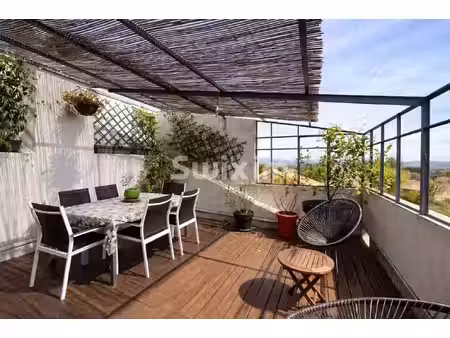 maison familiale avec terrasse et cour intérieure