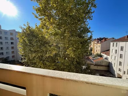 grandclément : t1 bis avec balcon et vue dégagée au calme !