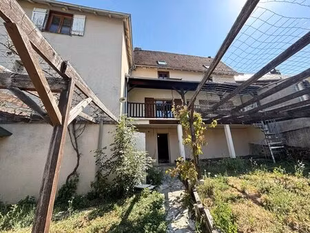 maison en pierres avec jardin