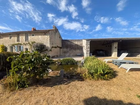 maison de caractère en pierre  dépendances et jardin clos