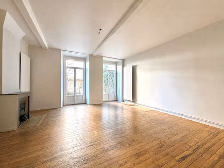 superbe t3 de 54 50 m² entièrement rénové avec cour privative ? centre de saint-étienne