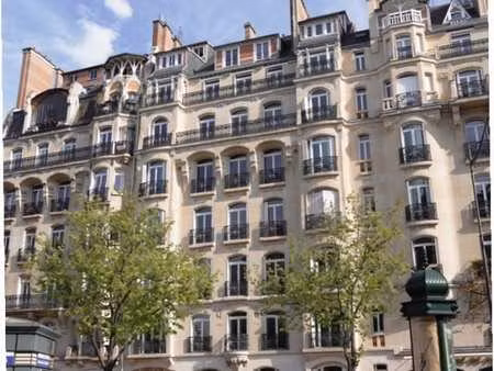 location bureaux 1 890 m²