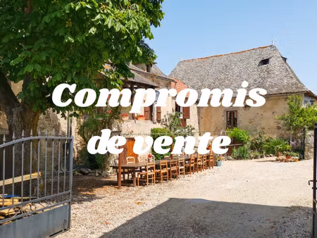 corps de ferme du xviiie rénové – gîtes  mini-camping  piscine et superbe pigeonnier – ave