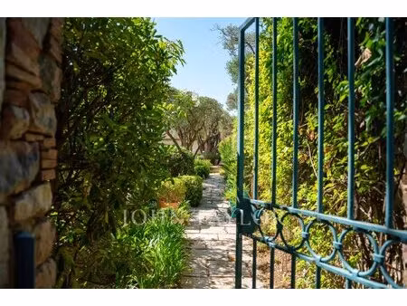 propriété unique avec vue mer au cœur de grimaud