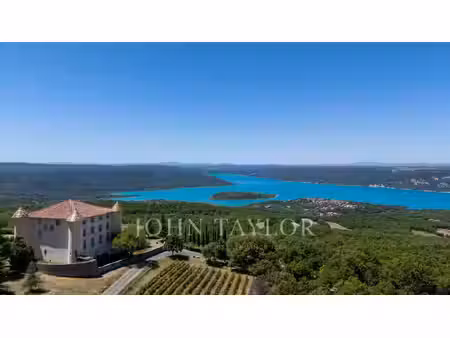 château d'exception surplombant le lac de sainte-croix