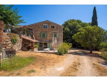 une authentique bastide en pierre du xixᵉ siècle à vendre au coeur de grimaud