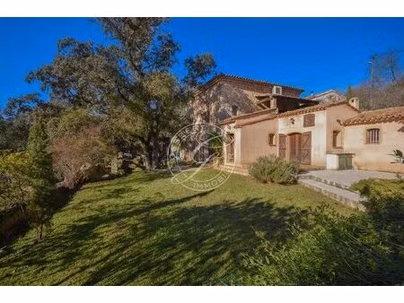 le thoronet - maison en pierres en campagne