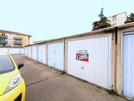 location parking avignon 84000