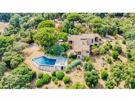 gigaro : villa provençale à fort potentiel sur un terrain d'exception