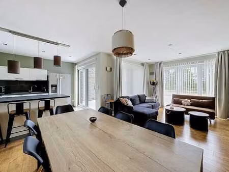 superbe duplex avec terrasse idéalement situé.