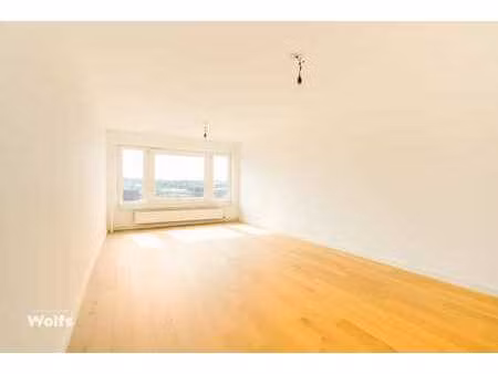 bel appartement avec balcon  emplac. de parking et cave !
