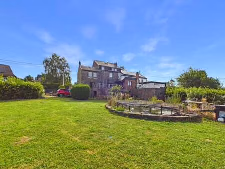 très jolie maison de village avec un jardin/parc