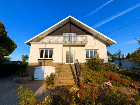 spacieuse villa 4 chambres avec garage et jardin.