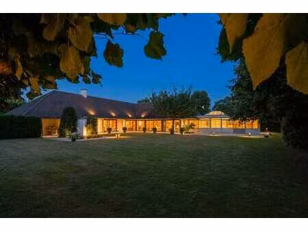 magnifique villa entourée de verdure avec espace bien-être p