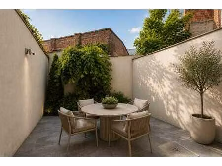 maison bourgeoise avec façade de caractère près de la place