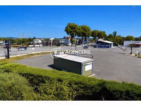 emplacement n°1 – terrain d'exposition avec bureaux