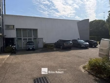 location local d'activités 865 m²