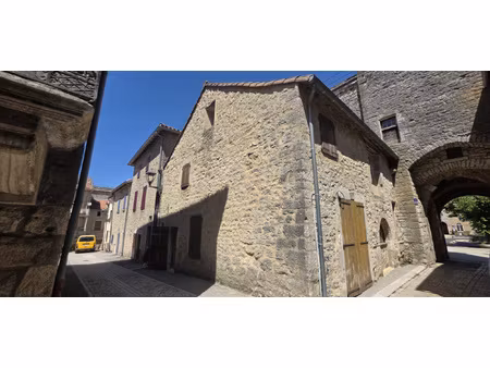 exclusivité maison de village au coeur des remparts de la c