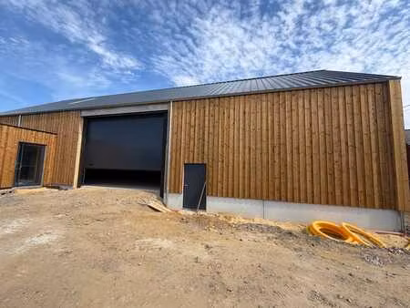 a louer : entrepôt + bureaux à chaumont-gistoux