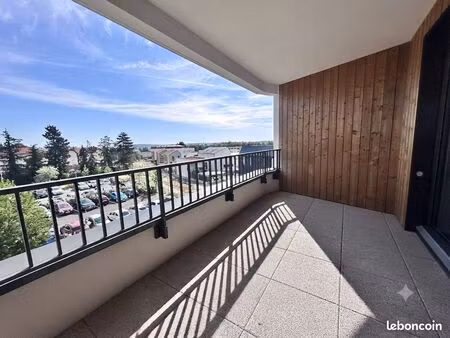 t2 avec terrasse et place de parking