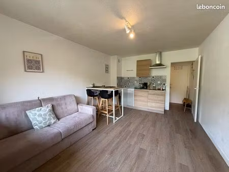studio rénové avec stationnement