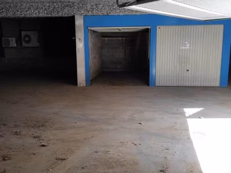 grand garage fermé et sécurisé