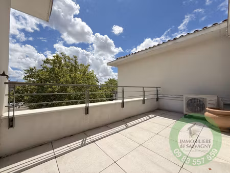 a vendre superbe t4 avec terrasse  garage et cave au centre