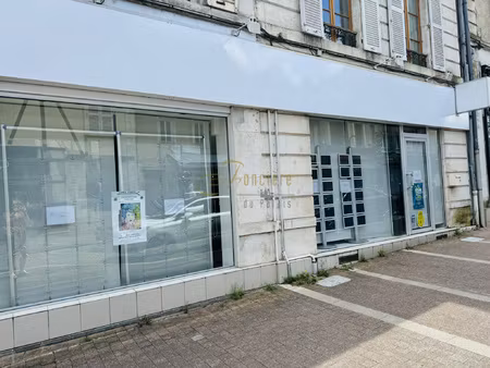 local commercial avec grande vitrine de 9 mètres rue d'auron