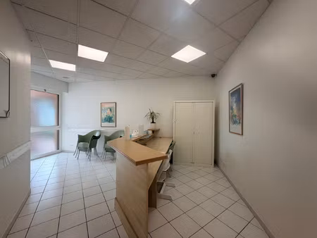montpellier aiguelongue  local commercial avec vitrine et pa
