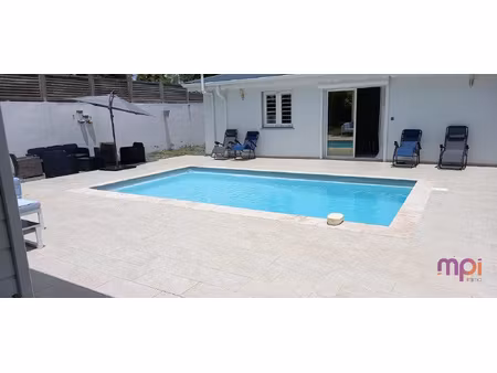 villa composee de deux t3 un bungalow t1 et piscine