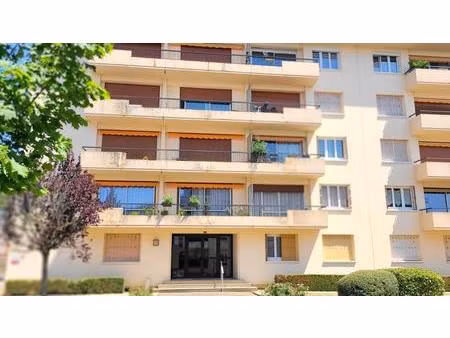 chartres - grand t3 - 82 m² avec double sejour - garage