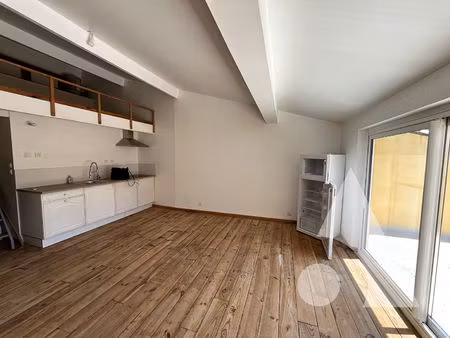 appartement 1 pièce de 30 m² + mezzanine+ terrasse - en plein coeur de salernes