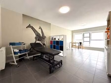situation de 1er choix : cabinet/bureau + 3 parkings