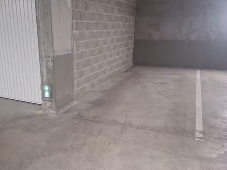 parking / stationnement couvert / box ouvert / sous sol sécurisé