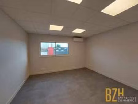 location bureaux et commerces à theix (56450) : à louer / 16m² theix