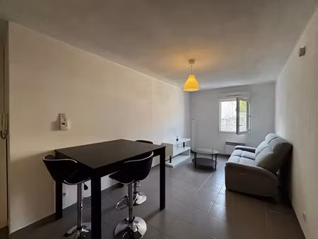 location meublée appartement 2 pièces 37 m² à nimes (30000)  650 €