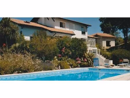 villa avec piscine et jardin arcangues (64)