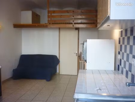 2 pièces climatisées hors centre ville avec parkings disponibles