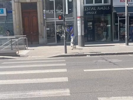à céder droit au bail - local commercial 45m² - lyon 7sortie métro jean macé emplacement n