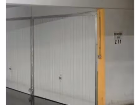vente garage fermé gratte ciel