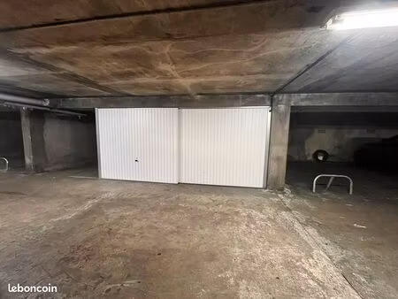 parking garage double box fermé