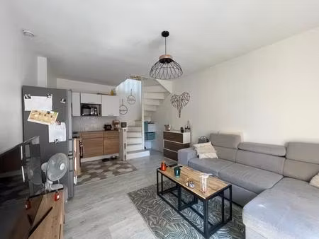 charmant f2 meublé avec terrasse – disponible immédiatement