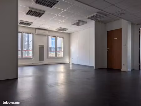 local 176 m²