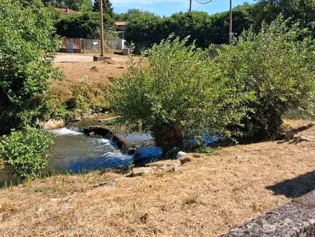 maison bordée par un cours d'eau
