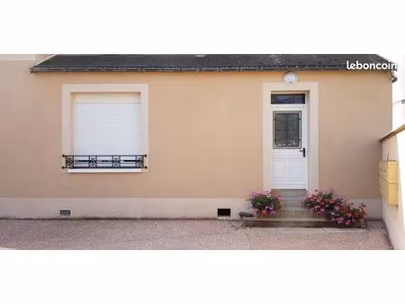 t2 à 2min à pied de la gare de sens