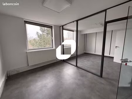 bureaux 74 m²