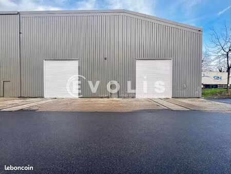 local logistique 1 600 m²