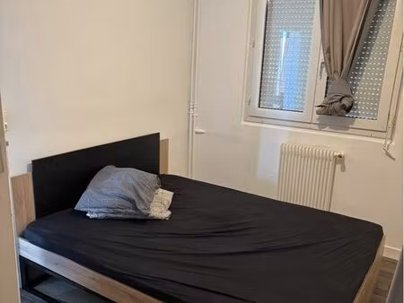 grande chambre à louer chez l’habitant